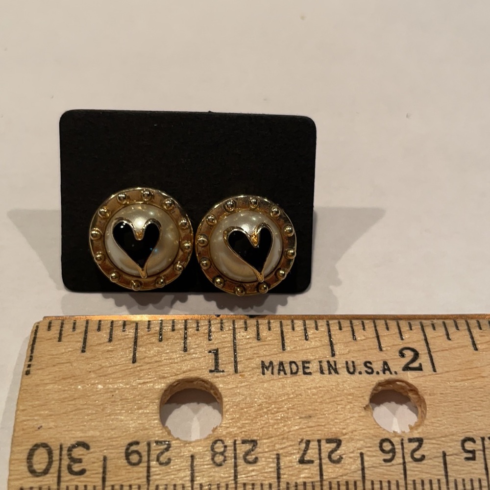 Betsey Johnson round earrings with heart center - Picture 3 of 3